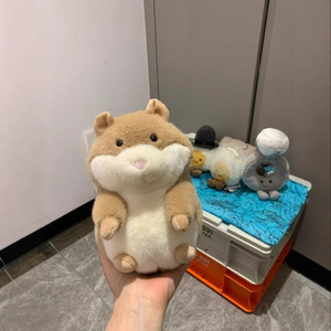 PLAYPOP Peluche de Cobaya de Gelatina de 21 cm con Base Ponderada de Alta Densidad, Posición Sentada Realista, Regalo para Amantes de las Mascotas, Etiquetas Lavables, Súper Suave - Product Image 2