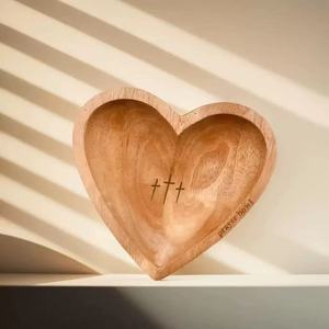 Cuenco de oración de madera en forma de corazón con grabado de cruz para actividades religiosas, adorno de escritorio - Product Image 2