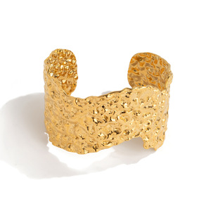 Brazalete Ancho de Acero Inoxidable Dorado con Textura Martillada, Joyería Unisex - Product Image 5