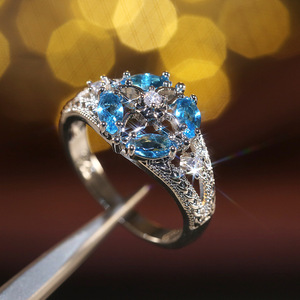 Anello di Moda con Trifoglio in Pietra Blu, Design Minimalista ed Elegante, Gioiello da Donna per Uso Quotidiano - Product Image 4