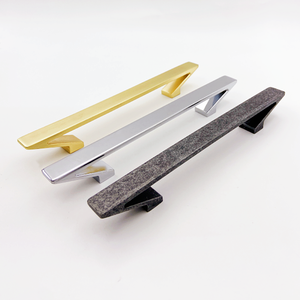 Tirador de Gabinete Moderno de Zamak Sólido, Diseño Geométrico Biselado, Textura de Piedra en Oro Cromado, Herraje para Muebles de Armario - Product Image 1