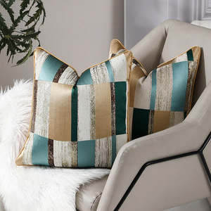 Sarung Bantal Dekoratif Mewah Modern dengan Garis Geometris 18 x 18 Inci - Product Image 3