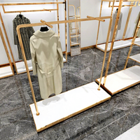 Présentoir à vêtements doré pour la vente au détail, table de présentation emboîtable, étagères à vêtements, présentoir de vêtements, mobilier pour magasin de vêtements