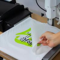 Rouleau de film DTF personnalisé de 60 cm pour la sublimation par transfert, matériau PET, épaisseur 75 µm, taux de transfert de 99 % pour l'impression sur vêtements et tissus