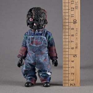 Action Figure Chucky Doll Reincarnation Neca in PVC - Edizione Limitata Versione Bruciata con Vestiti, Ispirata al Tema Cinematografico e Animazione Occidentale - Product Image 2