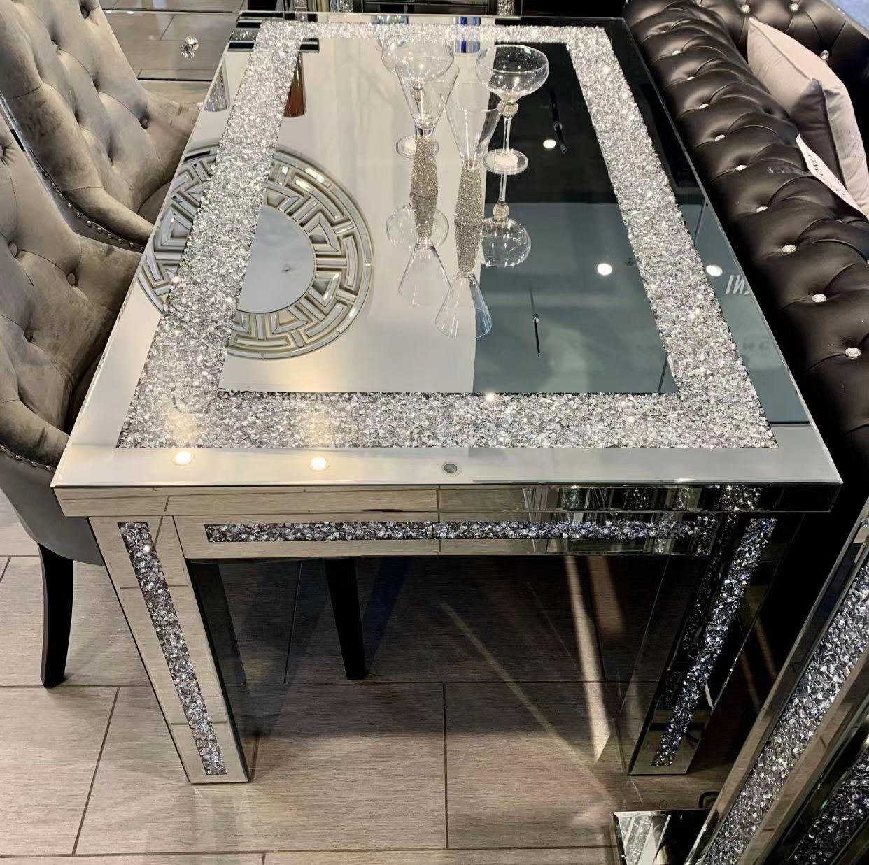 Vente chaude Sparkly Silver Mirrored Table à manger Crushed Diamond Top 4 Jambes meubles de salle à manger