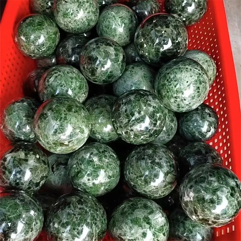 Bolas de cristal de cura de cristais naturais raros de alta qualidade atacado esferas de cristal diopside verde para presente