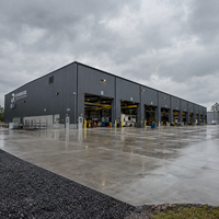 Atelier en acier à grande portée, panneaux composites isolés, entrepôt métallique résistant aux intempéries, bâtiment industriel de fabrication