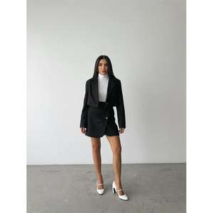 Ensemble veste courte en cachemire noir et jupe courte à boutons pour femme - Product Image 2