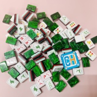 Ensemble de Mahjong de luxe vert émeraude avec dos marbré, côtés rayés et tuiles de jeu de Mahjong gravées avec des motifs botaniques