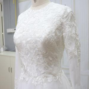 فستان زفاف إسلامي أنيق ومخصص بطول الكلمة مع دانتيل بأكمام طويلة وياقة دائرية وسحاب - Product Image 5