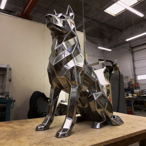 Escultura de Lobo Geométrico en Acero Inoxidable Espejado para Interiores Modernos (Decoración Minimalista para Oficina) - Product Image 1