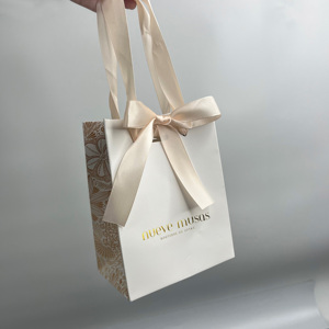 ถุงของขวัญสีขาวหรูหราพร้อมลายปั๊มฟอยล์ทองและพิมพ์ลายรอบด้าน - ถุงบรรจุภัณฑ์บูติก ถุงใส่ของขวัญ - Product Image 3