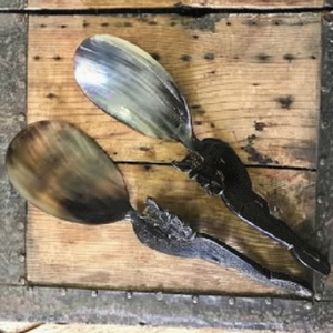 Abordable cuillère de service à salade en corne de buffle poignée cuillère de service à salade en corne et fourchette couverts en corne naturelle serveur à salade en vente - Product Image 1