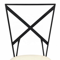 Chaise de salle à manger moderne en fer forgé à dossier croisé, style caméléon, avec coussin blanc, pour événements en extérieur, hôtels et mariages, fabriquée à Foshan, Chine.