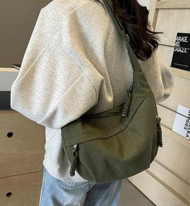 高品质大容量耐用简约时尚拉链斜挎包适合女孩女士 - Product Image 3