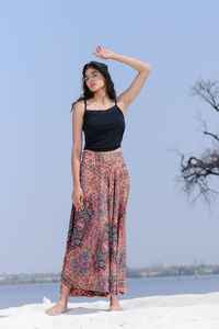 Pantalon en coton de qualité supérieure pour femmes, élégant et décontracté, fermeture à la taille élastique, tissu en soie, logo décoratif, devant plat - Product Image 4