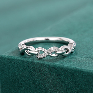 Anello a Catena Infinita, Design Geometrico Minimalista ed Elegante, Gioiello da Donna per Uso Quotidiano, Anello Statement - Product Image 1