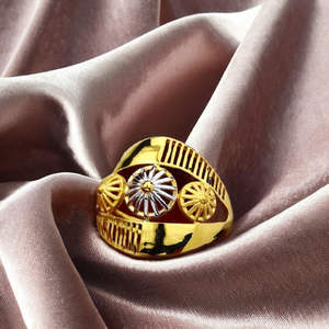 Bague en or pour femme, design élégant, motif floral, finition bicolore, idéale pour le quotidien, les mariages et les fêtes - Product Image 1