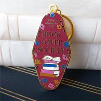 Fabricante Venta caliente suave esmalte llavero libro amante sociedad llavero decorativo personalizado dibujos animados colgante esmalte llaveros