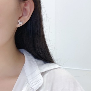 ต่างหูรูปผีเสื้อสีทอง18K สีโรสโกลด์น้ำหนักเบาหรูหราสำหรับแฟนๆที่เต็มไปด้วยเพชรต่างหูที่เข้ากับทุกชุด - Product Image 3