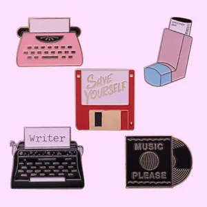 음악 Typewriters 자신을 저장 USB 디스크 사용자 정의 에나멜 핀 블랙 레드 브로치 배지 핀 여성 남성 옷깃 핀 도매