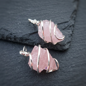 Pendentif en pierre brute de quartz rose naturel, fait main, enroulé de fil d'argent, collier de guérison en cristal - Product Image 2
