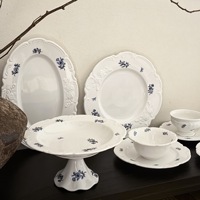 Ensemble de vaisselle en céramique bleue rétro française petite fleur bord en relief assiette tasse et soucoupe pour le thé de l'après-midi Dessert en gros