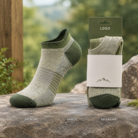 Chaussettes de course vert olive respirantes avec maille ventilée, gestion de l'humidité, maintien du talon, bout plat et coussinets ciblés