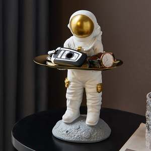 Statue d'astronaute en résine d'Europe du Nord, support de rangement pour clés, figurine d'astronaute moderne, plateau de rangement de bureau, accessoires de décoration intérieure - Product Image 3