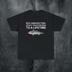 Camiseta divertida con meme: Compra una camiseta irónica y sarcástica con la frase 'Compre un hombre, coma pescado, haga que el hombre le enseñe al pez a ser un hombre de por vida'. Camiseta divertida y atrevida. - Product Image 1