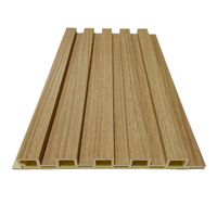 Panel de pared WPC estriado compuesto de plástico y madera Europea Panel de pared estriado de PVC para decoración Interior del hogar Precio de fábrica pared
