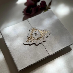 Suites de mariage traditionnelles Invitation de mariage pliante en velours Enveloppe blanche en cristal de luxe personnalisée Carte d'invitations à trois volets - Product Image 1