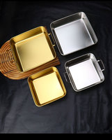 Assiette carrée minimaliste moderne en acier inoxydable avec double poignée, motif gaufré doré et fond plat pour les collations