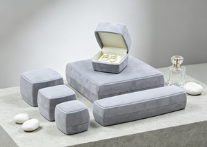 Ensemble de boîtes à bijoux haut de gamme, enveloppées dans un tissu de velours fin gris clair, base rigide, type boîte carrée arrondie, plusieurs tailles, magnétique - Product Image 3