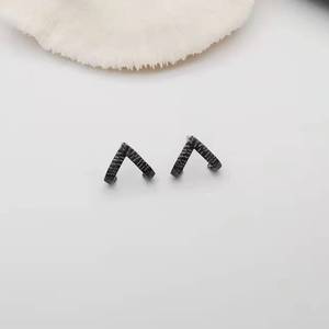 Orecchini a Cerchio Neri a V con Texture Martellata, a Forma di C, Unisex, Stile Punk, Gioielli Piercing all'Ingrosso - Product Image 1