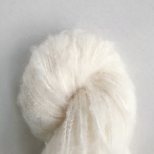 Hilo de <span class=keywords><strong>lana</strong></span> <span class=keywords><strong>merino</strong></span> cepillada Lotus Yarns, 150m/50g, grosor <span class=keywords><strong>DK</strong></span>/Worsted, color natural, hilo esponjoso para tejer a mano y teñir. - Product Image 4