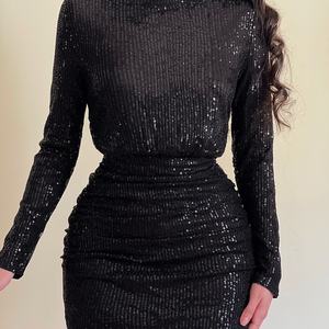 ชุดเดรสสั้นประดับเลื่อมสีทองแดงสุดเซ็กซี่แบบไร้สายสำหรับผู้หญิง ดีไซน์หรูหราทันสมัยเหมาะสำหรับงานเลี้ยงตอนเย็น - Product Image 3