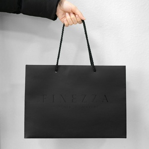 ถุงกระดาษคราฟท์สีดำพิมพ์ลายตามสั่งสำหรับขายส่ง ถุงของขวัญช้อปปิ้งสุดหรู พร้อมหูหิ้วแบบยาว รีไซเคิลได้ พิมพ์โลโก้ด้วยสกรีนและยูวี - Product Image 1