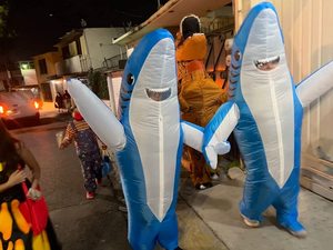 Cute Unique Standing Shark Design Inflatable Suit, Halloween Christmas Play Inflatable <b>Costume</b> Props Outfits - Product Image 2