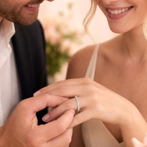 Anillo apilable de eternidad de moissanita personalizado para mujer, chapado en oro blanco de 18 quilates, engaste de bisel, banda de eternidad completa delicada, color D, VVS1 - Product Image 4