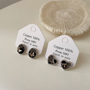 Pendientes elegantes de perlas de Camelia Vintage de gama alta para mujer, Nueva joyería de aleación de lujo con luz de aguja de estilo francés - Product Image 1