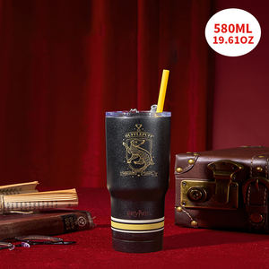 MINISO Série <span class=keywords><strong>Harry</strong></span> <span class=keywords><strong>Potter</strong></span> Hufflepuff Tasse à paille en acier inoxydable 580 ml avec pendentif universitaire, gobelet à eau portable anti-fuite - Product Image 1
