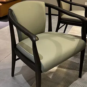 북유럽 단단한 나무 식당 의자 오크 식당 의자 미니멀리스트 가죽 의자 미니멀리스트 소프트 가방 현대 디자인 안락 의자