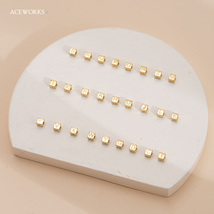 Cubo de Letras con Cuentas |   Cuentas espaciadoras de acero inoxidable de 5 mm con letras del alfabeto en oro PVD de 18 quilates para la fabricación de joyas DIY, pulseras y collares - Product Image 4