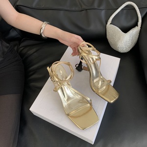 Sandalias de Tacón Abierto Doradas para Mujer, Diseño de Banda Estrecha, Nueva Moda Verano 2025 - Product Image 4