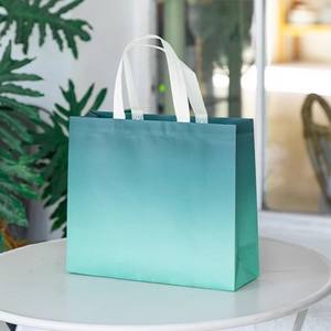 Bolsa de Compras Ecológica Reciclada Personalizada, Bolsa No Tejida Plateada Metálica con Laminación Dorada - Product Image 3