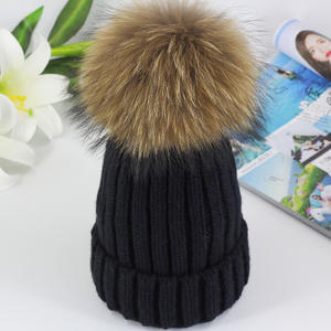 Bonnets en vraie fourrure de raton laveur pour enfants adultes famille hiver chaud <span class=keywords><strong>pompon</strong></span> chapeau femmes <span class=keywords><strong>pompon</strong></span> <span class=keywords><strong>bonnet</strong></span> <span class=keywords><strong>doublé</strong></span> <span class=keywords><strong>polaire</strong></span> - Product Image 1