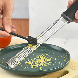 <span class=keywords><strong>Grattugia</strong></span> Manuale con Lama Extra Affilata in Acciaio Inox per Limoni, Parmigiano, Cioccolato, Formaggio e Agrumi con Copertura Protettiva - Product Image 4