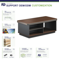 Table basse rectangulaire de bureau avec plateau en bois grainé et bord en métal, plusieurs compartiments de rangement ouverts pour salle de réception